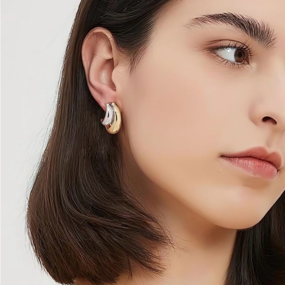 🆕Two Tone/Mixed Metal Chunky Gold and Silver Earrings - Picture 4 of 5